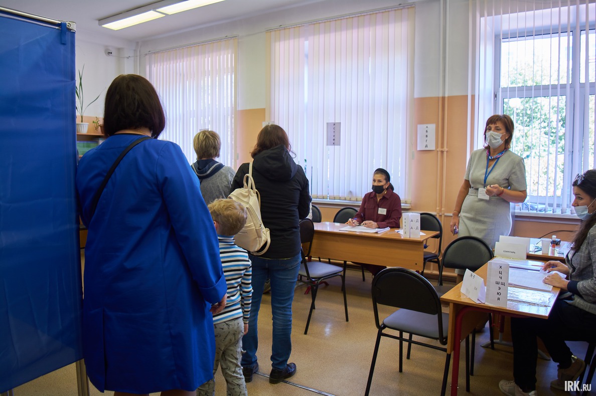 На участке в школе № 15 иногда собиралась очередь.