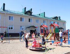 Карлук. Во дворе оборудованы детский игровой комплекс с каруселями, качелями, асфальтированные дорожки, бордюры и клумбы с саженцами, установлено освещение.