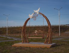 «Качеля влюблённых» в деревне Позднякова Хомутовского МО.