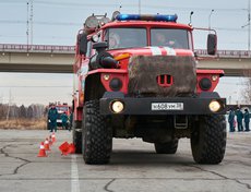 Скоростную езду с преодолением препятствий и выполнением определенных фигур завершал этап с прокладкой рабочей линии от пожарного автомобиля и заполнением мишени водой из ствола.