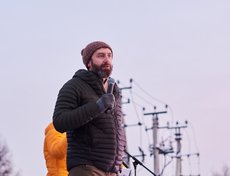Александр Ведерников, председатель законодательного собрания Иркутской области: «Катайтесь на коньках, ведите здоровый образ жизни, повышайте иммунитет, учитесь хорошо. Всех с праздником!»