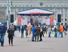 Перед зданием правительства Иркутской области прошёл большой концерт творческих коллективов Иркутска.