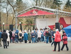На площади у памятника Александру Третьему выступали творческие коллективы города.