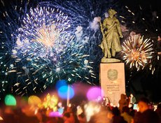 Завершилось празднование Дня Победы фейерверком.