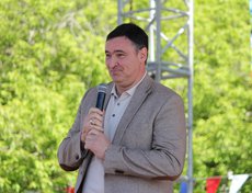 С праздником горожан поздравил мэр Иркутска Руслан Болотов: «Иркутск – наш общий дом, который сохраняет свою уникальность и самобытность. И главное его достояние – это вы, жители города».