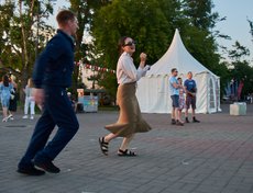 Кто-то при помощи танца пытался завязать знакомство.