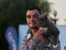 Парень и его верный кот.