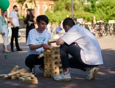 Все желающие могли поиграть в гигантскую дженгу.