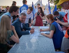 Игорю Кобзеву предложили поучаствовать в «экзамене» — губернатор вытянул билет и ответил на выпавшие ему вопросы без подготовки.