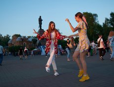 Девушки показали профессиональный танец под живую музыку от «Пиратов», чем привлекли внимание прохожих.