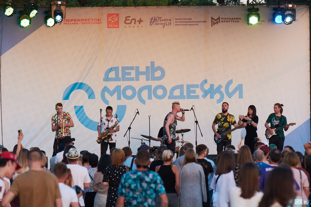 Ближе к вечеру на сцену вышла иркутская кавер-группа «Пираты».
