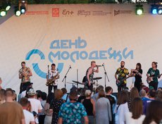 Ближе к вечеру на сцену вышла иркутская кавер-группа «Пираты».