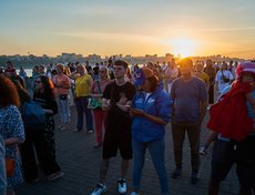 К вечеру жара спала, и людей на набережной стало заметно больше.