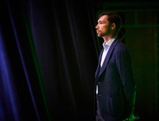 За работой коллег внимательно наблюдал из-за кулис дирижёр Иркутского музыкального театра имени Н.М. Загурского Михаил Тарасов.