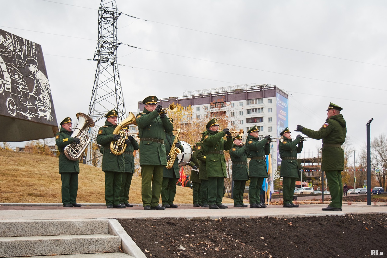 Играл духовой оркестр.
