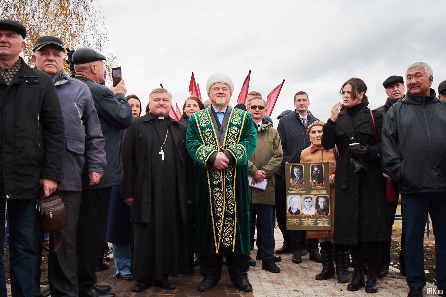В мероприятии приняли участие более двухсот иркутян: представители органов власти, общественности, религиозных организаций, ветераны, почётные граждане города и области.