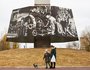 Стелу украшает девять бронзовых панно, иллюстрирующие подвиг иркутян в годы Великой Отечественной войны.