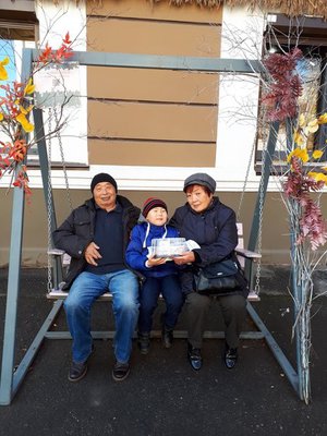 С ветерком на качелях