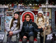 Пока Дед Мороз отдыхает, у нас была возможность посидеть на его троне.
