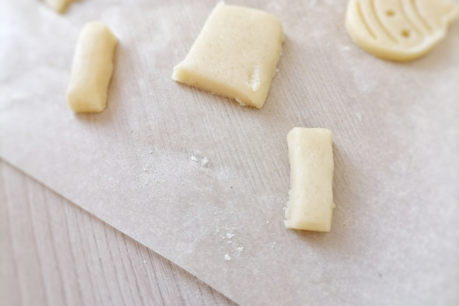 Вырезаем небольшие подпорки для елочек