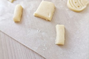 Вырезаем небольшие подпорки для елочек