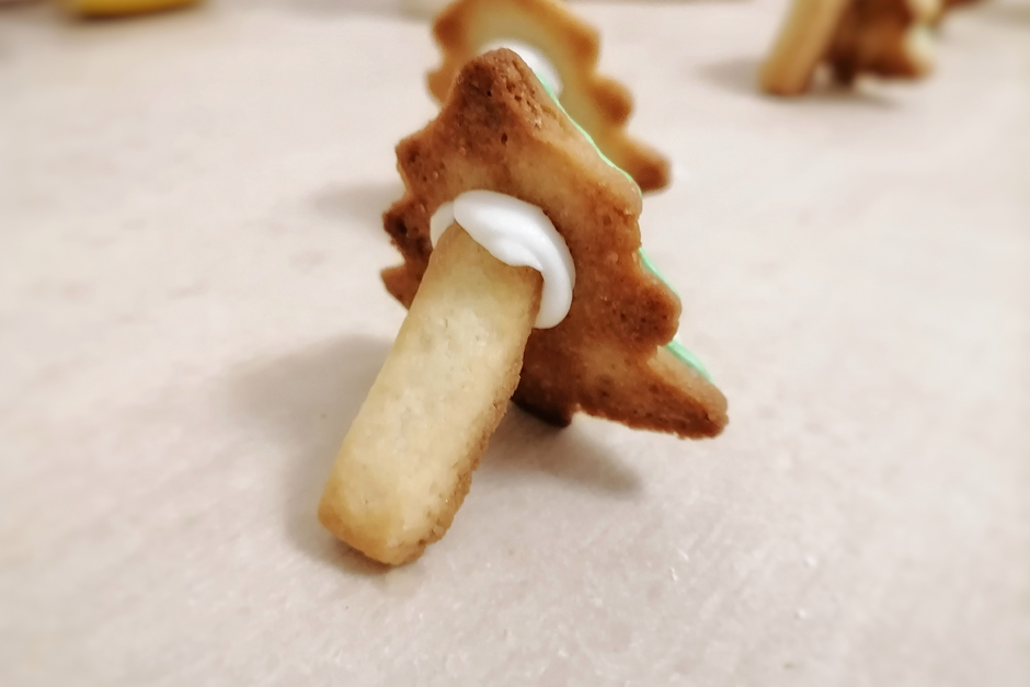 Приклеиваем к елочкам их подпорки