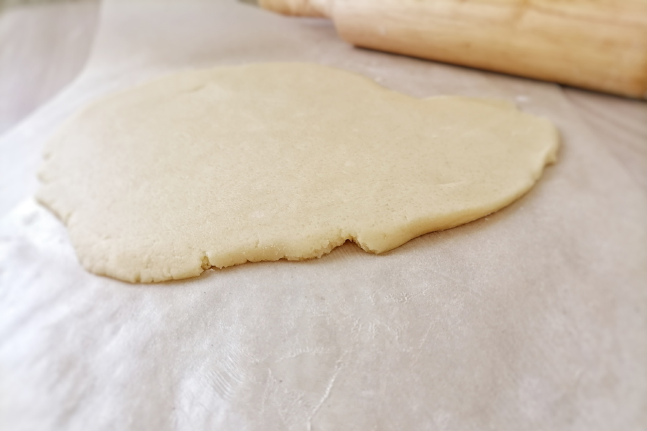 Тесто для елочек раскатываем потоньше, для домика — толще