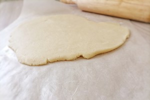 Тесто для елочек раскатываем потоньше, для домика — толще