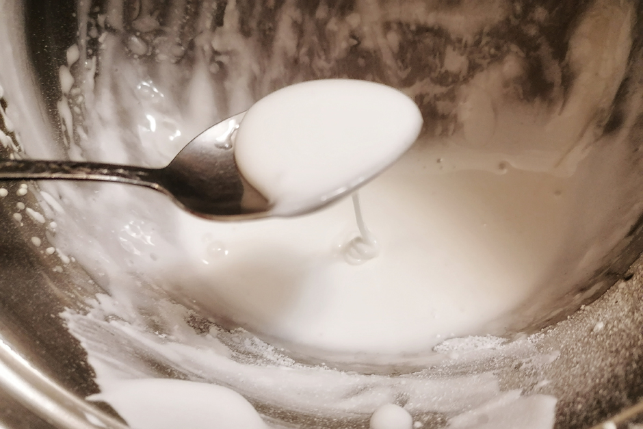 Более жидкой глазурью заполняем контур