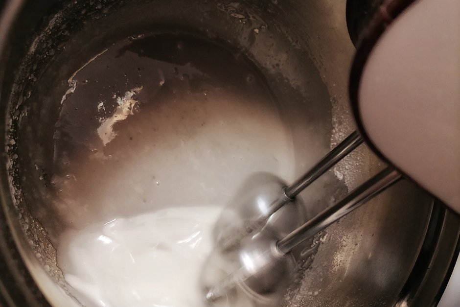 Смешиваем яичный белок и сахарную пудру