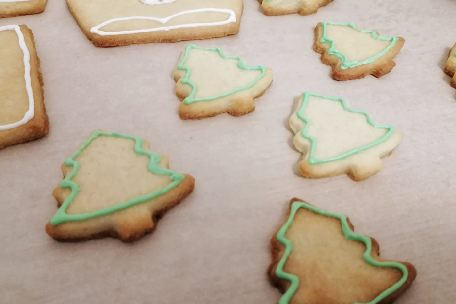 И на елочках