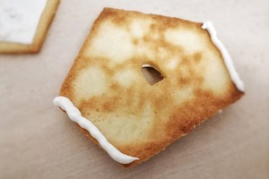 Промазываем место крепления на двух соединяемых деталях