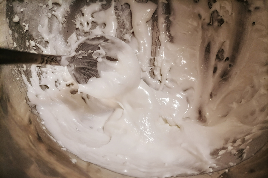 Густая глазурь — для скрепления деталей домика