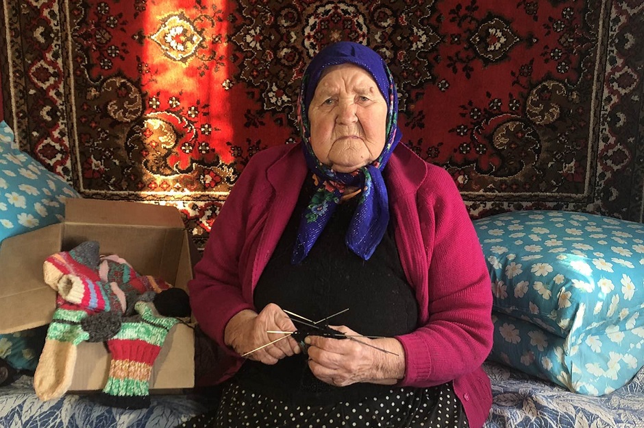 85-летняя Александра Владимировна Куцек вяжет носки для бойцов 85-летняя Александра Владимировна Куцек вяжет носки для бойцов