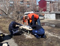 Вице-мэр Иркутска Дмитрий Ружников, представители городской Общественной палаты и жители убрали двор на Аэрофлотской, 7.