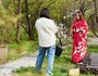 Все желающие могли примерить японский национальный костюм и сфотографироваться в нём на фоне цветущих деревьев и кустарников.