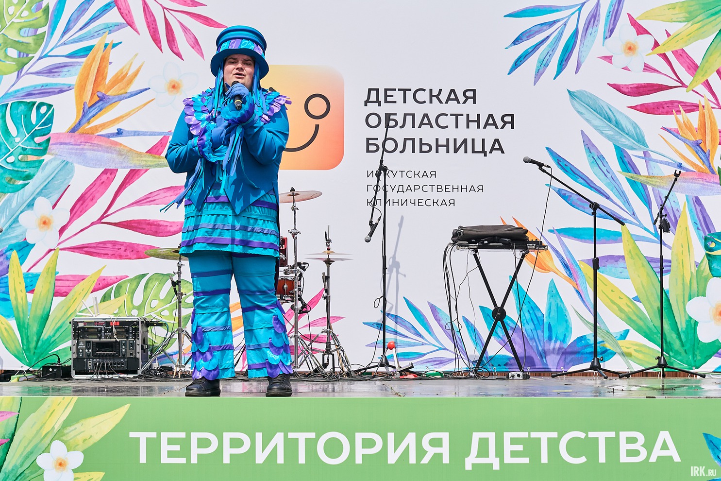 Артист Иркутского музыкального театра им. Н.М. Загурского Евгений Рекутный исполнял песню водяного из мультфильма «Летучий корабль».