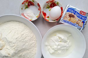 Готовим сладкую летнюю выпечку на скорую руку.