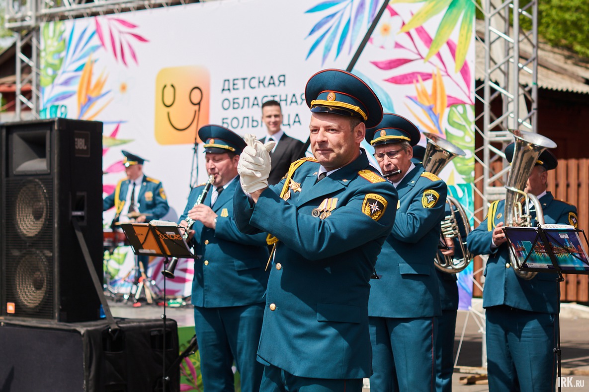 Оркестр ГУ МЧС России по Иркутской области играл мелодии из мультфильмов.