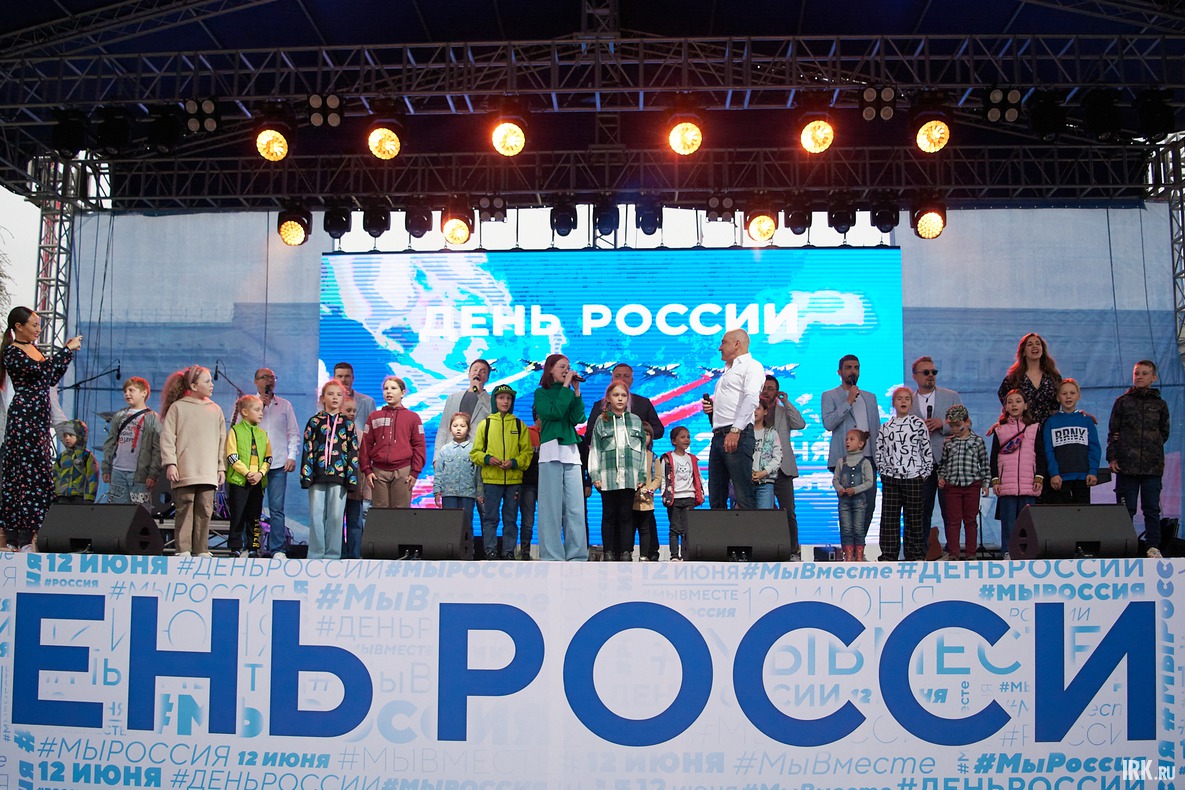 Артисты пригласили на сцену детей, вместе с которыми спели песню «Солнечный круг».