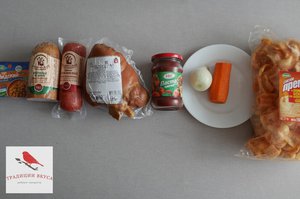 С копченостями и чипсами.