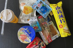 Лапша, соевое мясо, моти и конфеты.