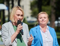 Анна Суркова: «На выставку присылали не только снимки, но и рассказы о бойцах, посвященные им стихи. Вместе с первой „Весточкой“ наша команда обработала почти тысячу фотографий. В эту выставку выбрано 200 снимков».