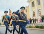 Торжественная линейка прошла перед главным корпусом учебного заведения.