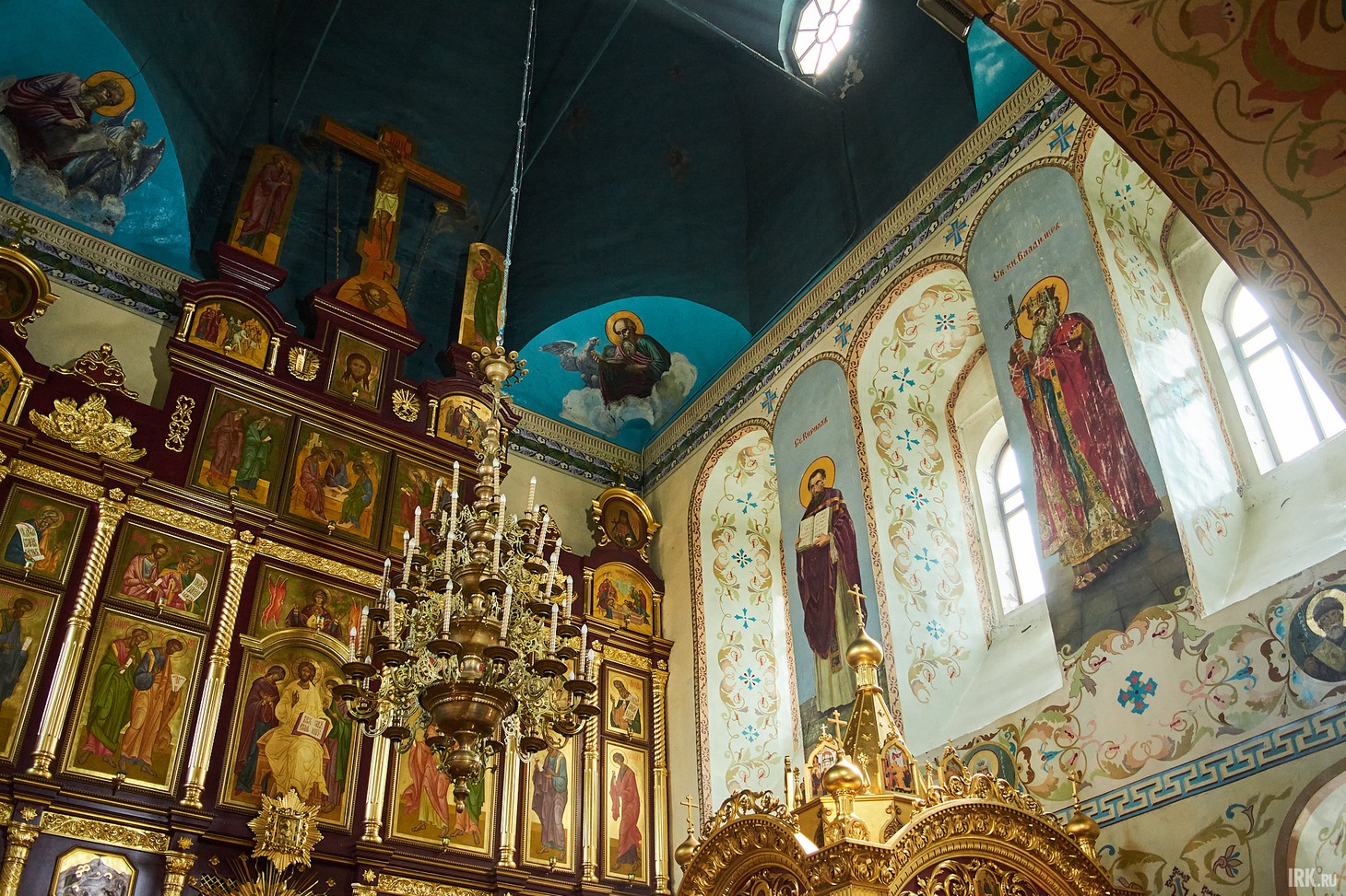 В будние дни в храме песнопения исполняет клирос прихода, а по праздникам поет епархиальный мужской хор