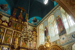 В будние дни в храме песнопения исполняет клирос прихода, а по праздникам поет епархиальный мужской хор