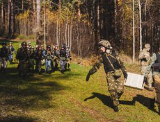 На всей полосе препятствий была создана обстановка реального боя с применением различных средств имитации: дым, взрывпакеты и шквальный огонь холостых боеприпасов.