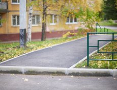 Свердловский округ. Двор по адресу: ул. Лермонтова, 289