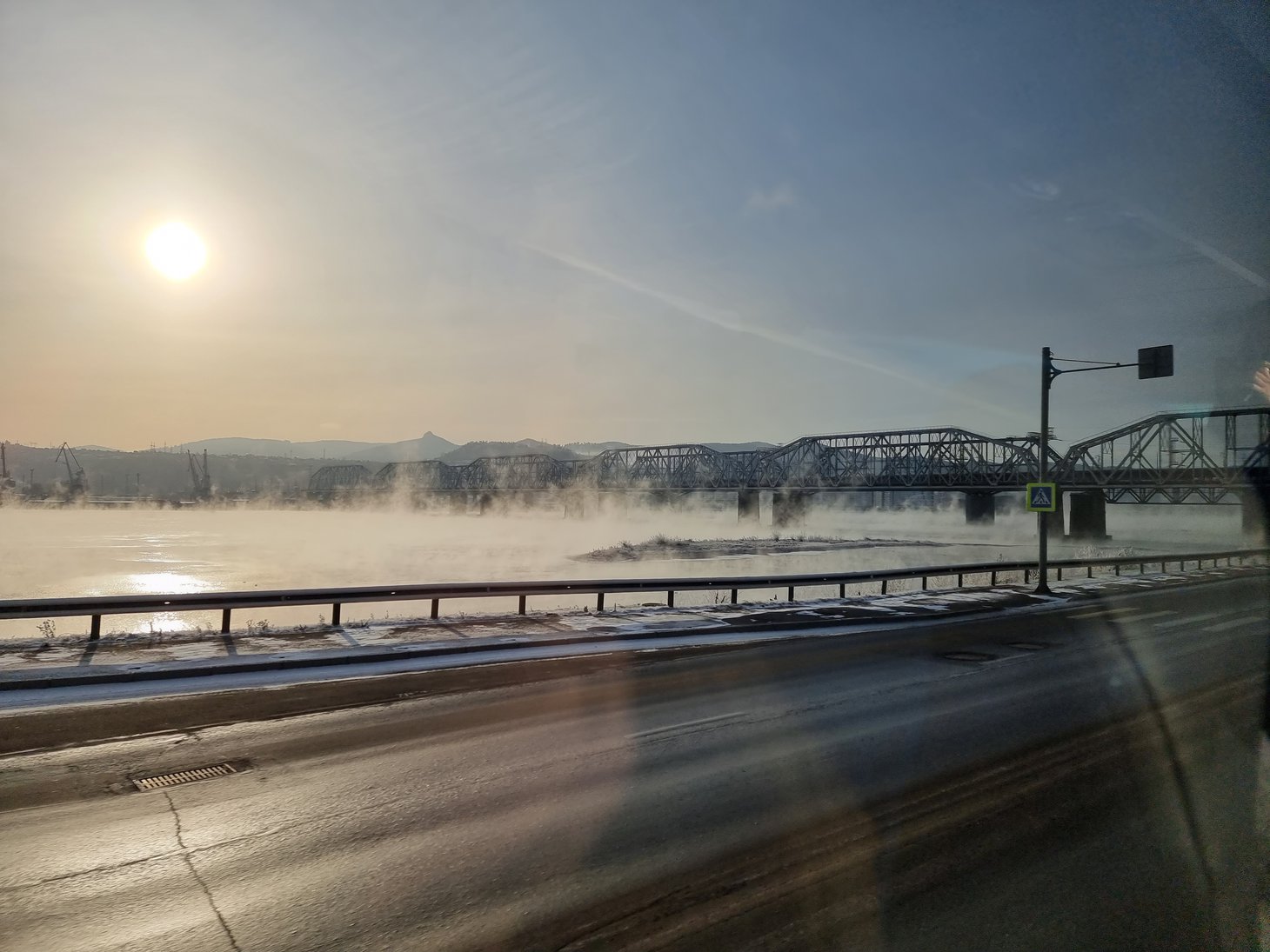 Енисей зимой не замерзает даже на расстоянии 200 километров от города