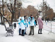 Всю неделю в сквере скульпторам помогали волонтёры проекта «Счастье чистой воды».